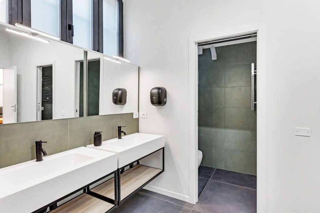 0A73436F-3035-479A-B8F7-74A50D9998F6_1_105_c